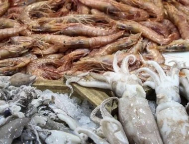 Συναγερμός για 120 κιλά θαλασσινά στον Πειραιά! Μαζικές κατασχέσεις σε ιχθυοπωπολείο